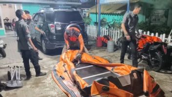 Cianjur SAR小组寻找被洪水冲走的孩子