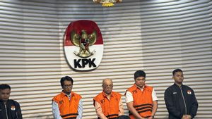 3 Tersangka Suap Pengadaan Katalis Zat Campuran BBM Pertamina Berompi Oranye Tahanan KPK