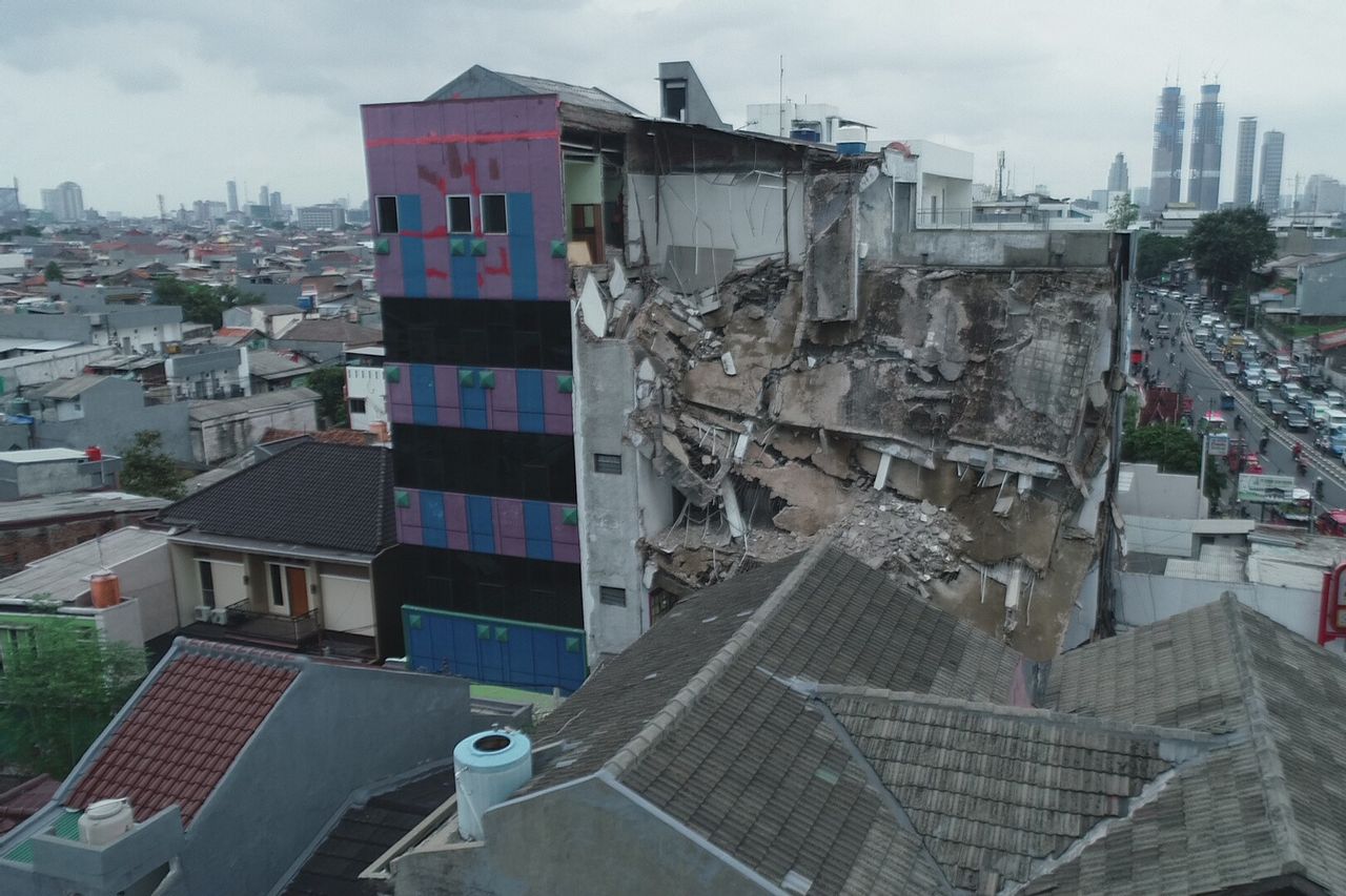 4階建ての建物が崩壊、3人が犠牲者になる