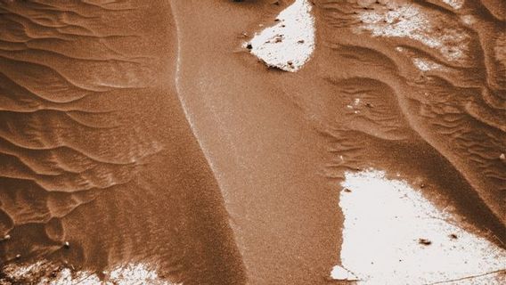 Curiosity's Mars Explorer Sends Stunning Rusty Sand Images