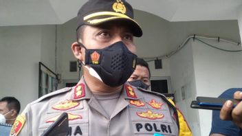 Puslabfor مابس الشرطة إجراء حالة مسرح الجريمة من عشرات من سكان التسمم بالغاز في كاراوانغ