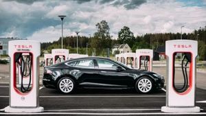 Menko Luhut Pandjaitan Sebut Tesla Sudah Teken Kontrak Pembelian Bahan Baku Baterai Senilai Rp74,5 T