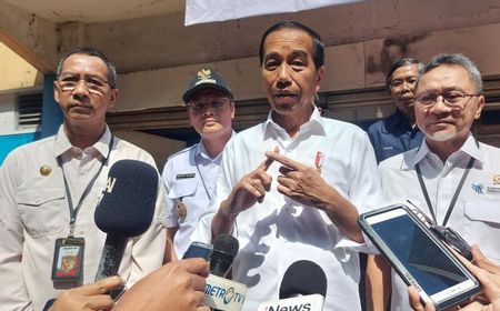 Kunjungi Pasar Rawamangun-Johar Baru Bersama Zulkifli, Jokowi: Harga-harga Turun yang Saya Lihat