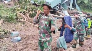 Lewati Jalan Terjal, 2 Lansia Stroke Korban Bencana Aceh Ditandu TNI ke Titik Medis