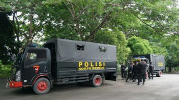 Aparat Siaga di Depan Kantor Gubernur Gorontalo Terkait Demo BEM SI 