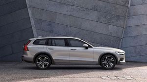 Ikuti Selera Pasar, Volvo Bakal Hentikan Wagon V60 Cross Country di Amerika Serikat