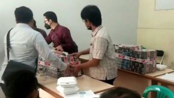 Cianjur Satpol PP تصادر الآلاف من علب السجائر غير القانونية غير الخاضعة للضريبة