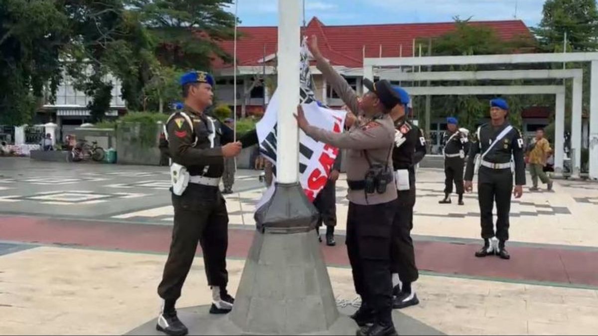 Terpasang di Alun-alun, Bendera Aliansi Masyarakat Pati Bersatu Diturunkan TNI-Polri