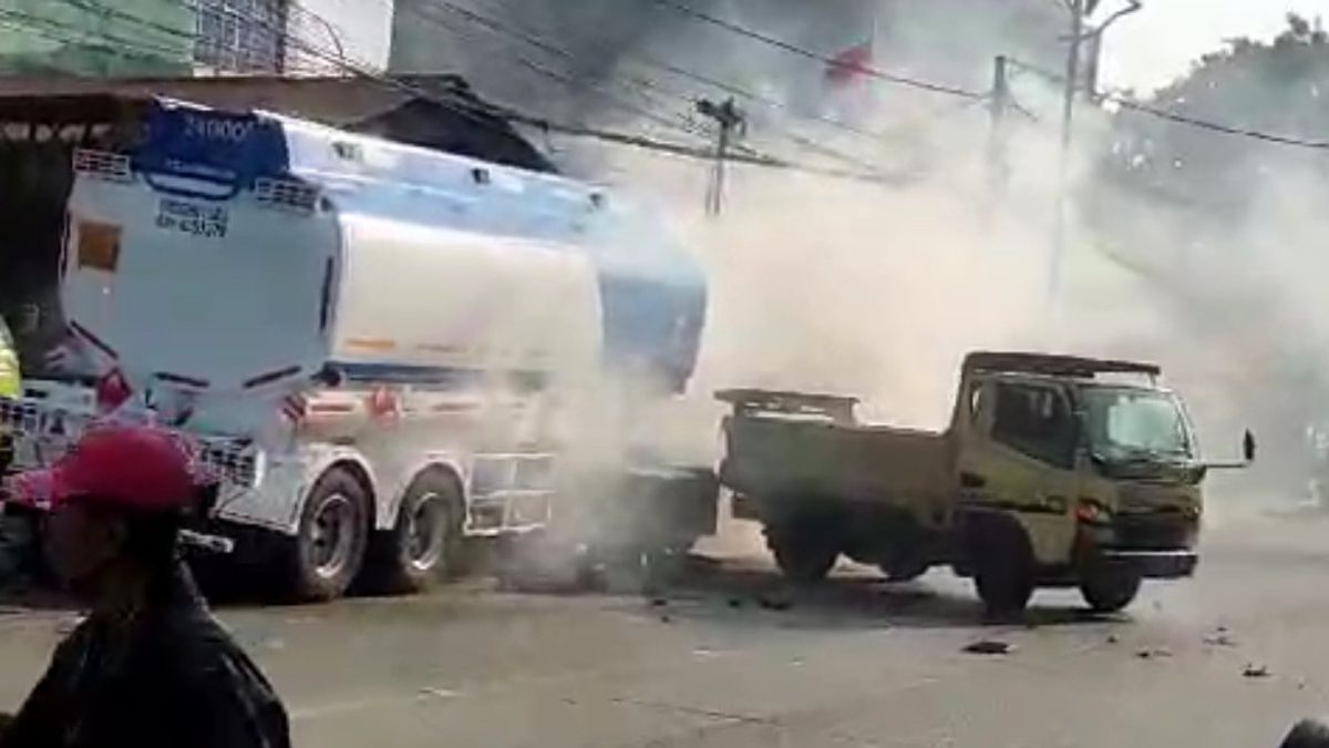 Tank Truck Hits Driver In Pelumpang, One Person Lying On The Road