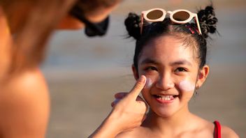 Kulit Anak Rentan Sinar UV, Begini Cara Bijak Memilih Sunscreen