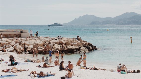 Pantai Prancis Kembali Ramai Pasca-Pelonggaran <i>Lockdown</i>