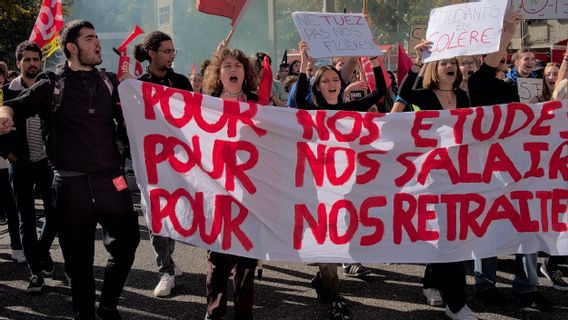 مظاهرة ضد تغييرات المعاشات التقاعدية في فرنسا تؤدي إلى اشتباكات: إصابة 149 شرطيا واعتقال 172 شخصا
