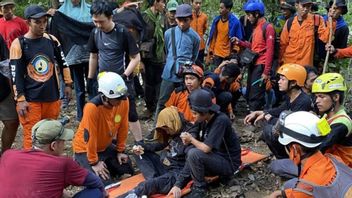 Tim SAR Berhasil Evakuasi Pendaki Asal Makassar Setelah Empat Hari Pencarian