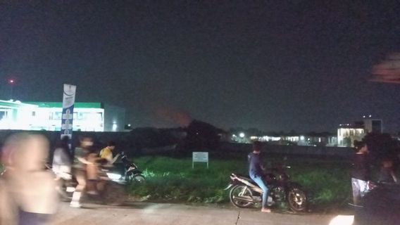 L’ambulance est arrivée sur le site d’explosion de l’entrepôt de Munisi à Bantar Gebang, Bekasi