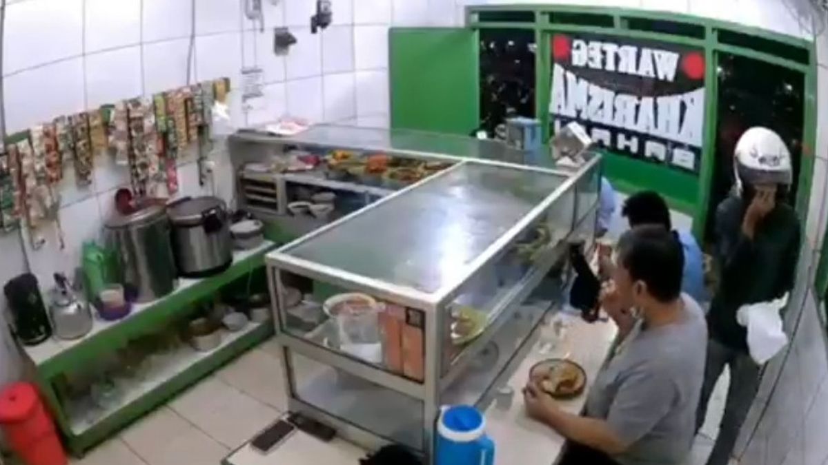 Sad, The Owner Of Warteg Kharisma At Gembrong Market, East Jakarta Confides About Losing His Cellphone