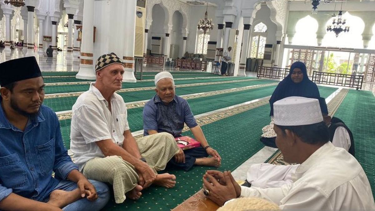Turis Australia Jadi Mualaf di Aceh Setelah Membaca Kisah Rasulullah