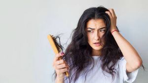 Rambut Rontok Tak Kunjung Usai? Bisa Jadi Masalahnya Ada di Kulit Kepala