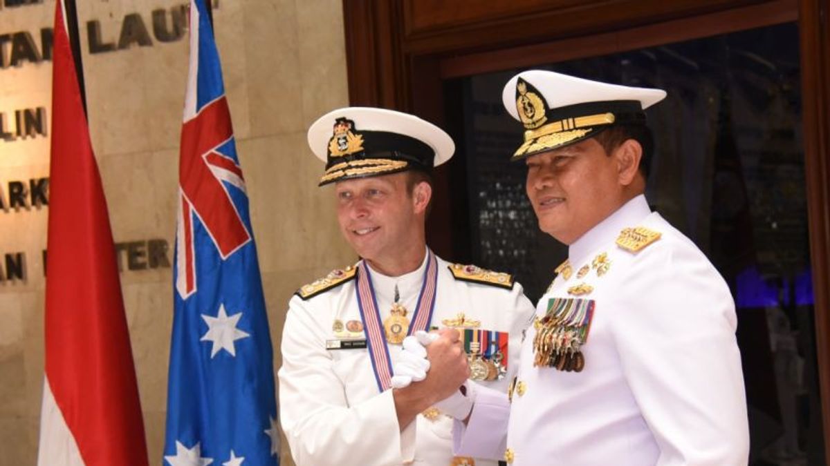 Laksamana Yudo Sematkan Bintang Jalasena Utama untuk KSAL Australia Michael Joseph