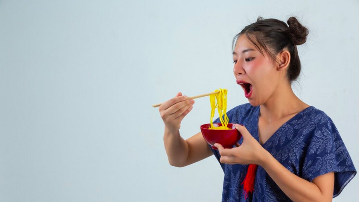 6 Important Reasons To Eat Food Until You Fall Before Being Swallowed