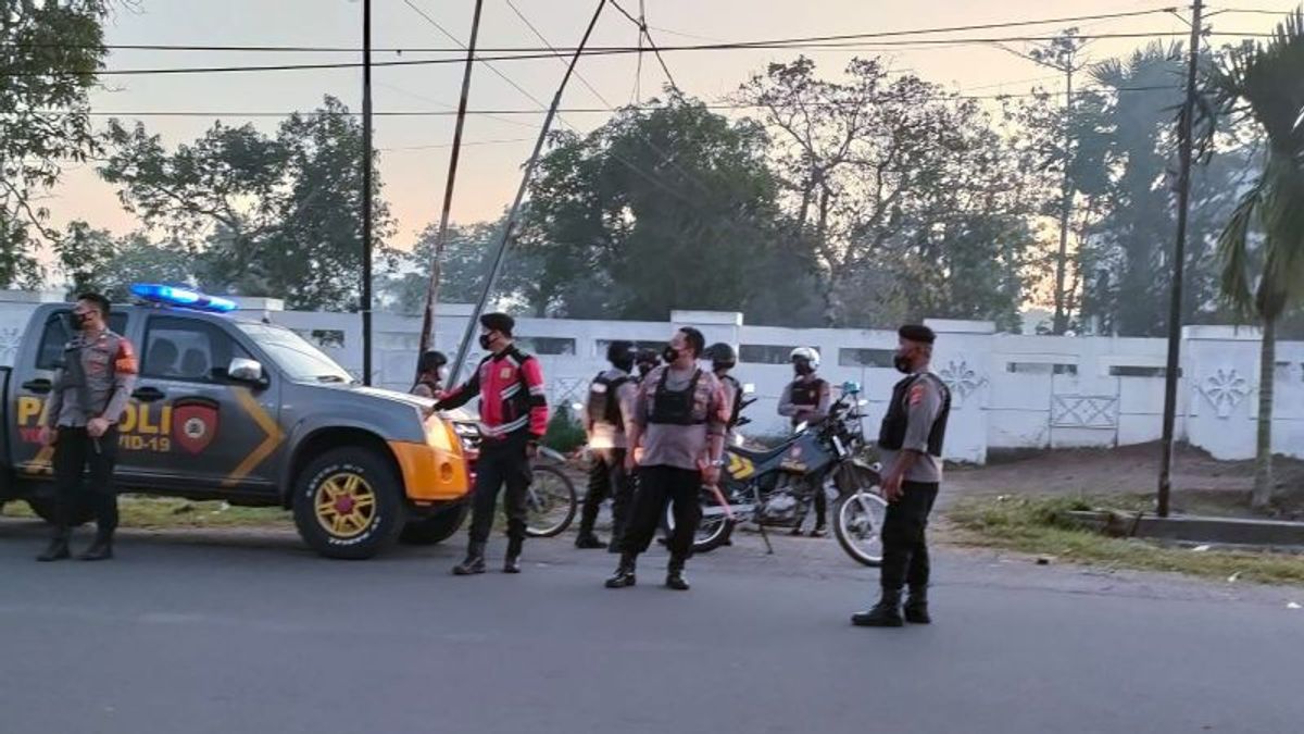 الشباب في وسط لومبوك غالبا ما "الحرب" المفرقعات النارية بعد صلاة التراويح ، الشرطة TNI تكثف دورياتها للوقاية