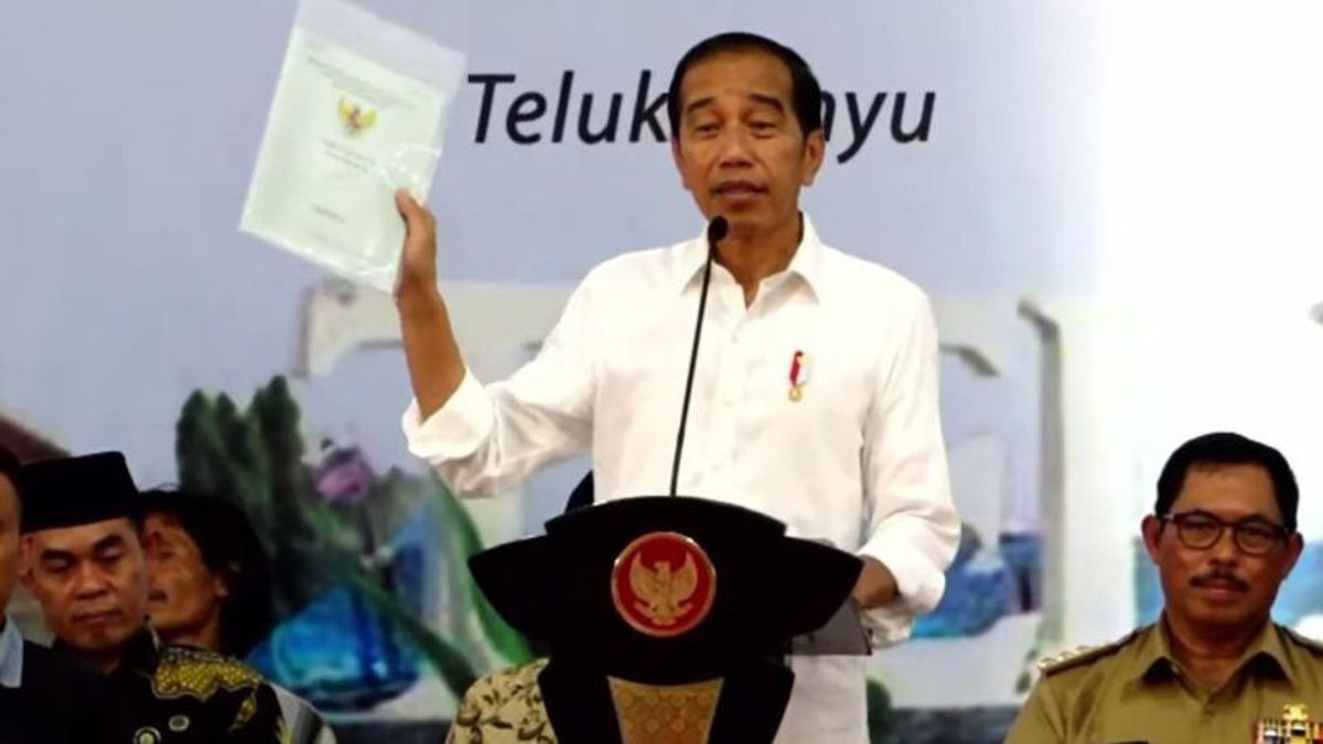 Jokowi Hands Over Issuance Of Unfinished Land Certificates To The Next President