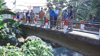 Sunter River Retaining Wall Collapses, Heru Budi Pokes Subordinates