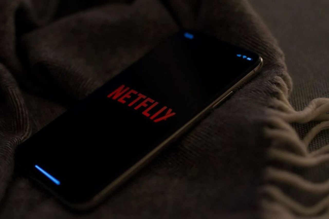 Netflixは スマートフォンユーザーのためのオフラインダウンロード機能を提供します