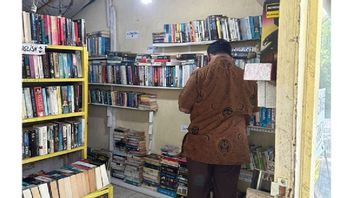 当Prabowo Bak收藏家在繁忙的G20巴厘岛峰会之间进入小店寻找书籍时