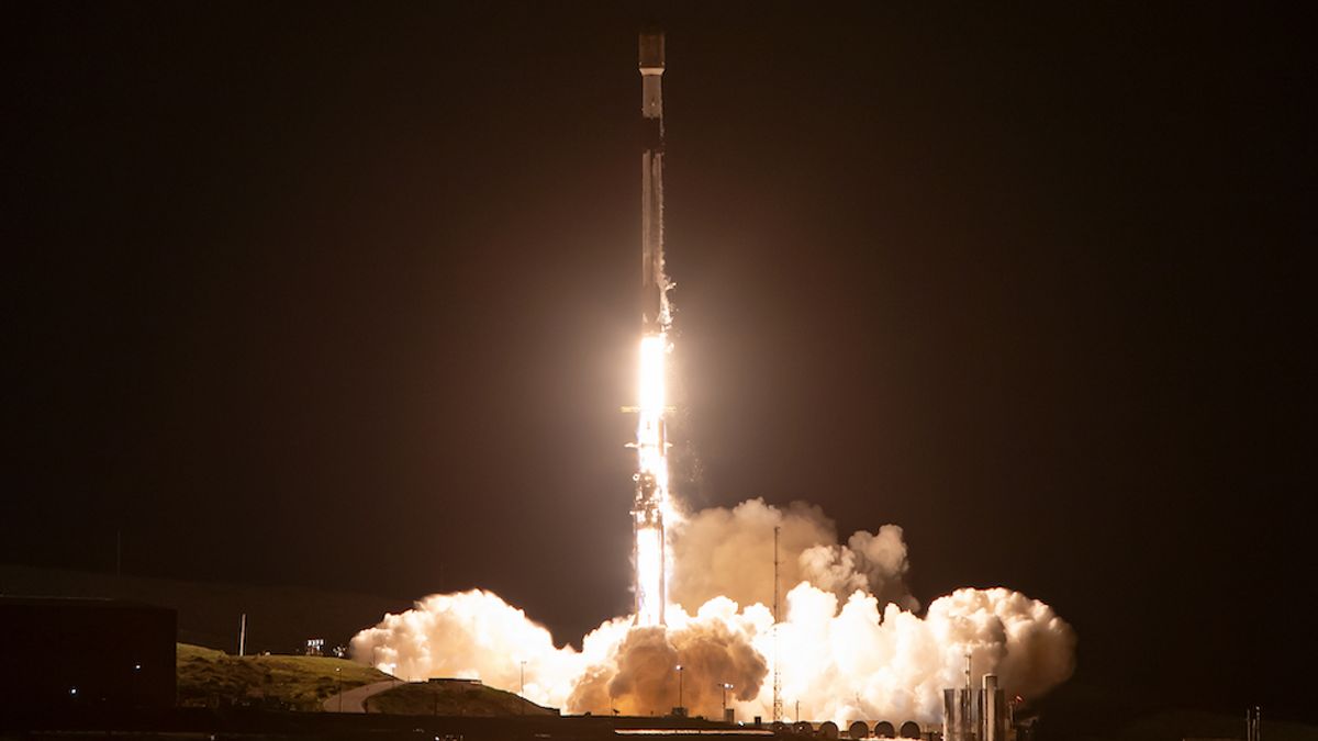 SpaceX Luncurkan 2 Roket Falcon 9 ke Orbit dalam Sehari