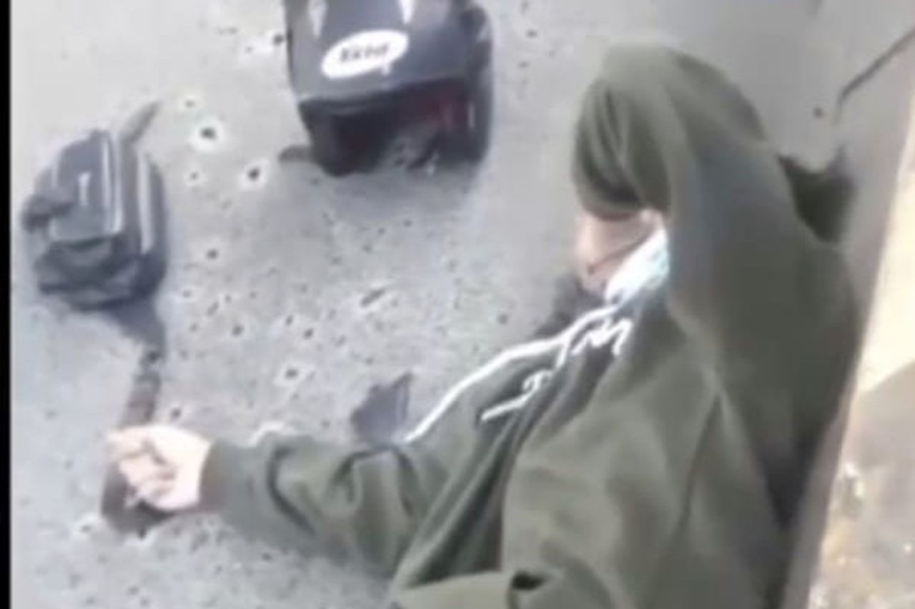 目撃者は、ペジングフライオーバーからモーターサイクリストの急落を見ます, 歯が落ちる, 彼の手の垂れ下がり, ジダトニャブルー, しかし、まだ動きます