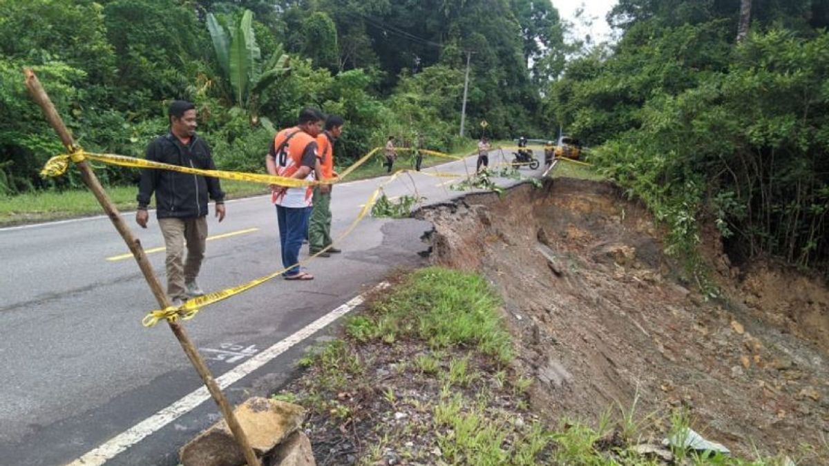 Heavy Rain, East Kalimantan-West Kalimantan Border Line In Putussibau Longsor For 38 Meters