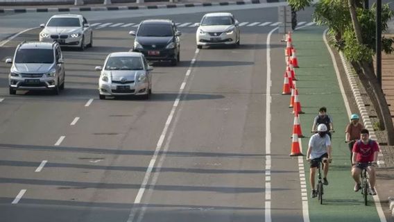 Pesepeda Ngotot Masuk Jalur Cepat Jalan Sudirman, Dishub Ingatkan Bahaya Kecelakaan