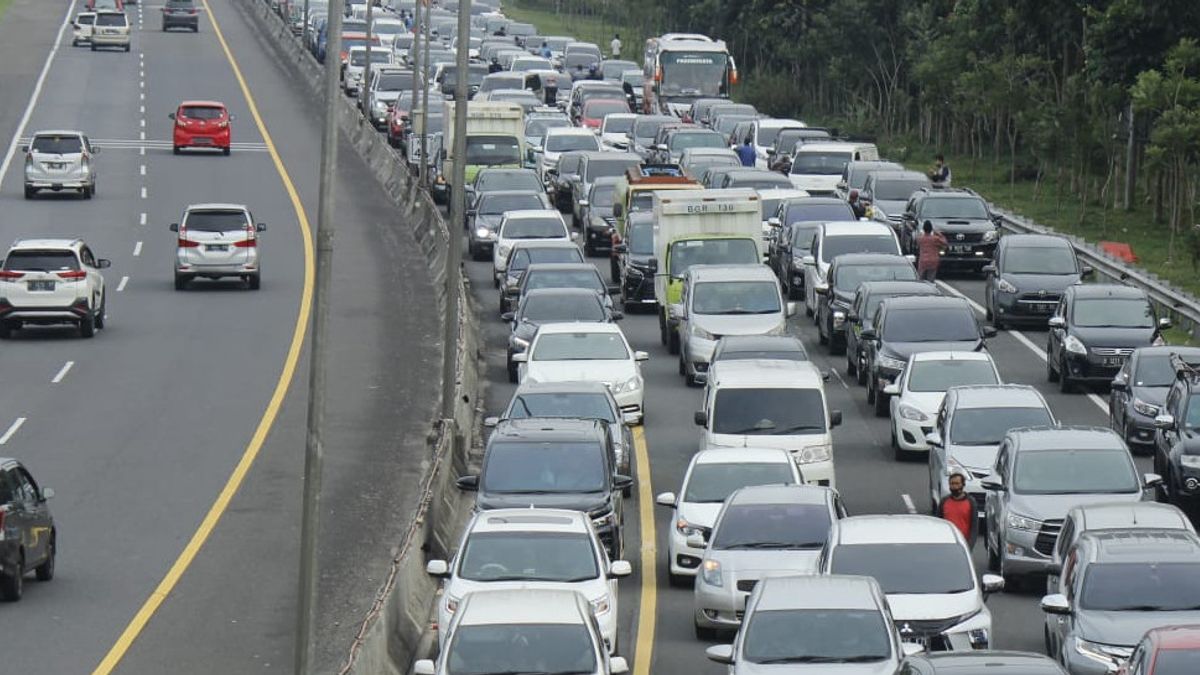 Minta Benahi Transportasi, Jokowi Sebut Selain Jakarta Kota Besar Lainnya Juga Macet