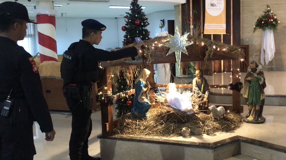 Entering The 2022 Christmas Mass, The Police Implemented A Bomb Disposal Of Sterilization Of The Church In Tangerang City