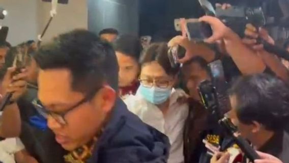 理查德·李正式被拘留，这是他的案件的顺序