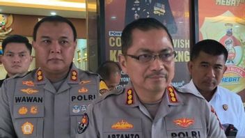 Central Java Police Control Fuel Trucks during Dense Homecoming Flows
