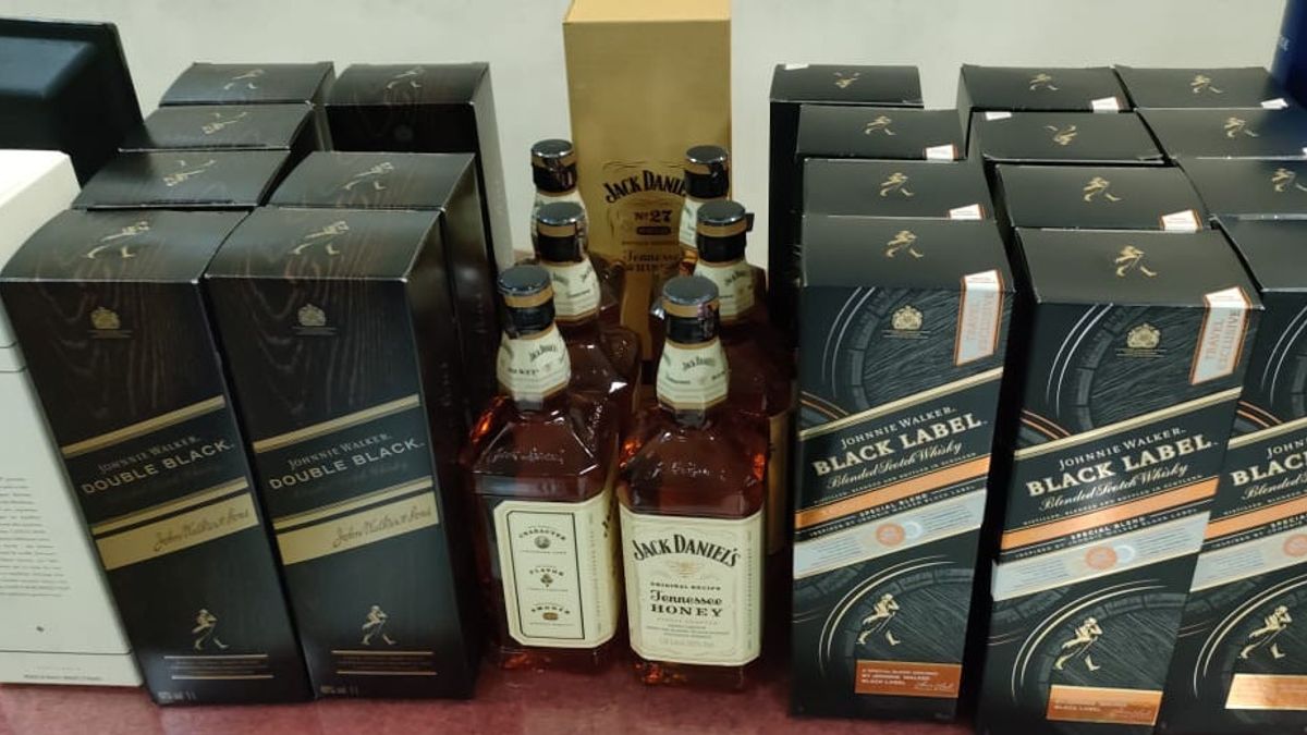 2 موظفي مستودع في بالي سرقة مئات زجاجات من ميراس جاك دانيال إلى التسمية السوداء لRp500 مليون