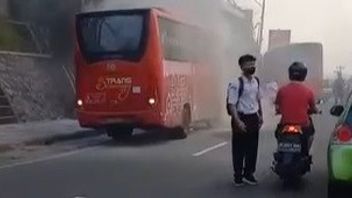 حصل طلاب SMPN 30 Semarang الذين يديرون حركة المرور عندما تشتعل النيران في الحافلة في بانيومانيك ، على جائزة من الشرطة