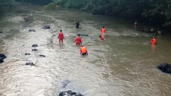 One Child Killed, Another One Was Lost Dragged By The Flood In The Benjor River, Lombok