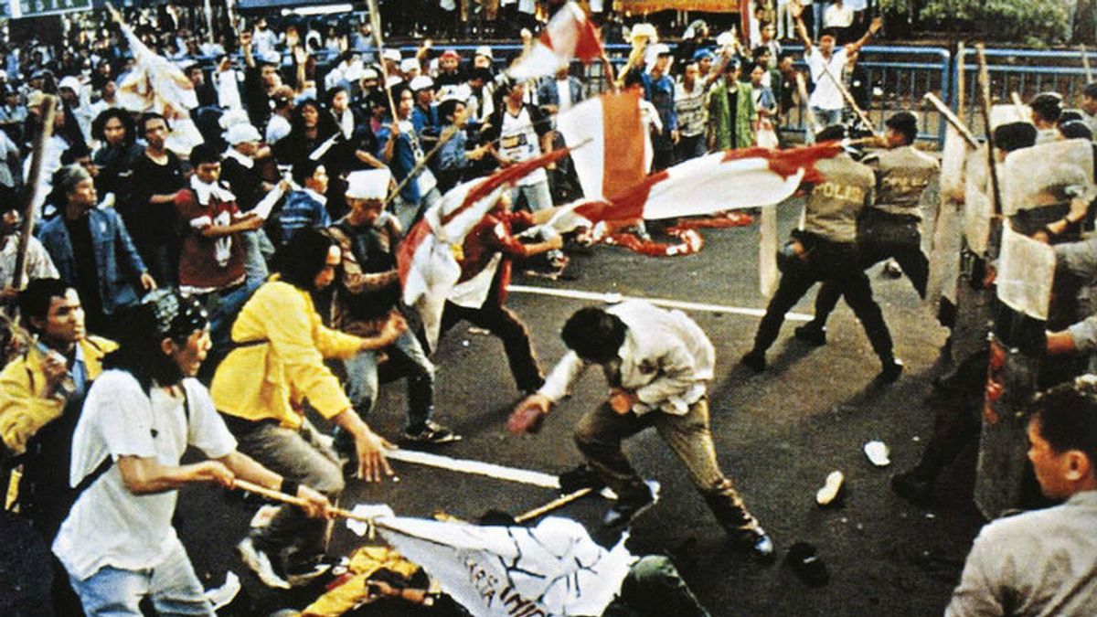 1998年5月12日、歴史のデモ中に4人のトリサクティの学生が射殺された