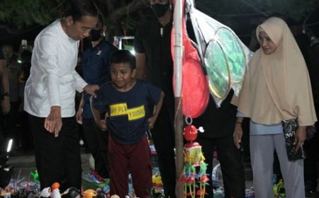 Kunjungi Pantai Kamali Baubau, Jokowi Traktir Anak-anak Beli Mainan