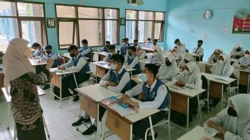 100 Percent Face-to-face Learning In Surabaya Is Well Implemented