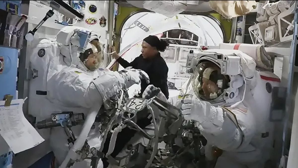 تسرب مياه تبريد ملابس الفضاء ، ناسا ألغت جدول أعمال المنصة الفضائية في محطة الفضاء