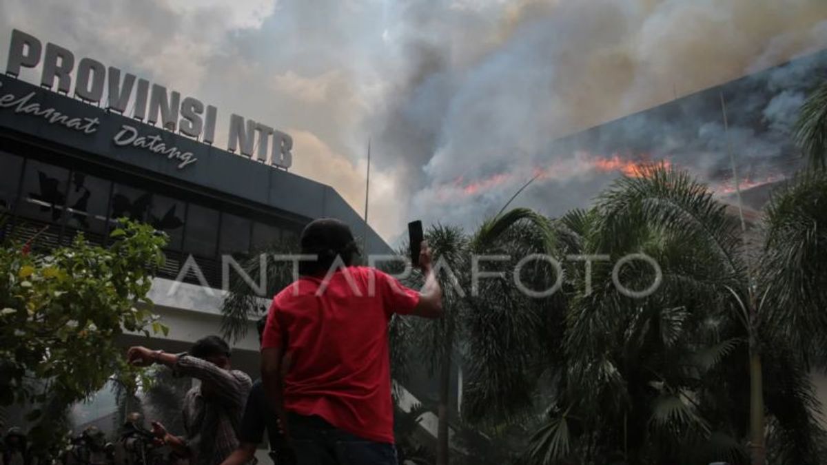 du bâtiment de la DPRD NTB brûlé de masse, siège jusqu’à des documents officiels déposés dans une action Ricuh