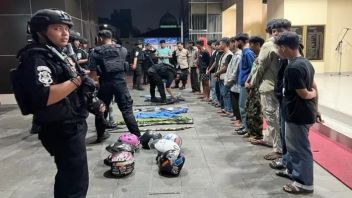 West Java Police Supervise Sarong War After Saur During Ramadan 2023