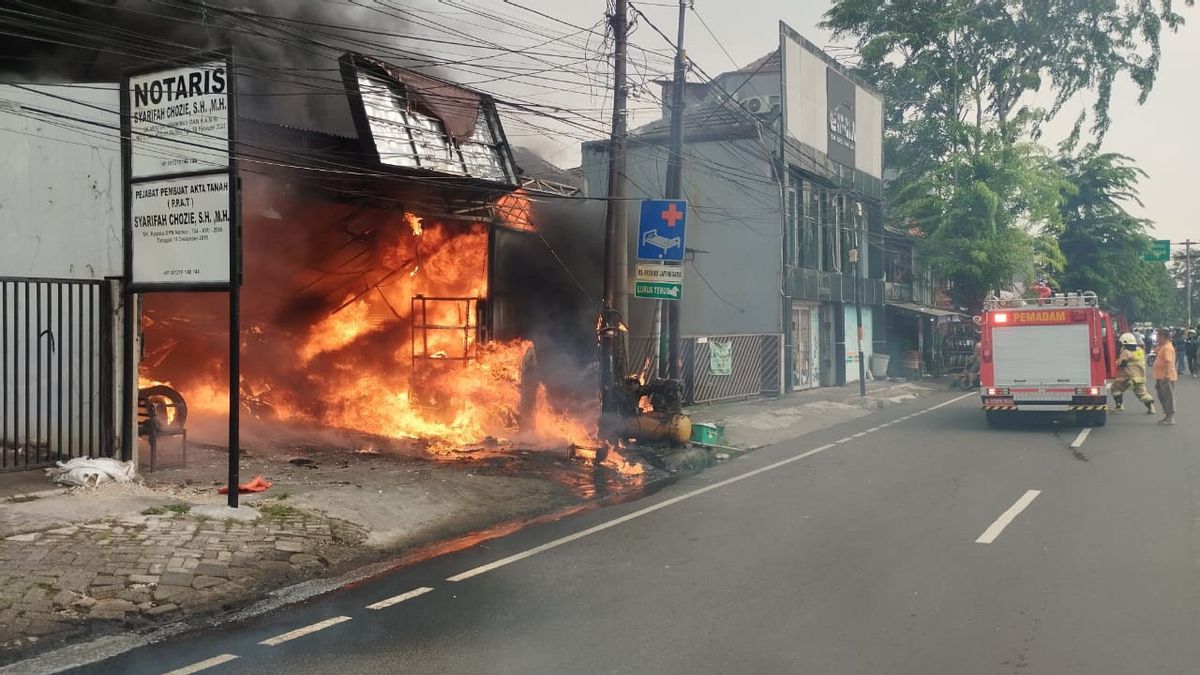 The Case Of A Boy Playing With A Match Of Fire Near Gasoline, A Car Tire Shop In Jatinegara Caught Fire