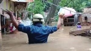 Petugas Evakuasi Bayi Terjebak Banjir di Bidaracina Jatinegara