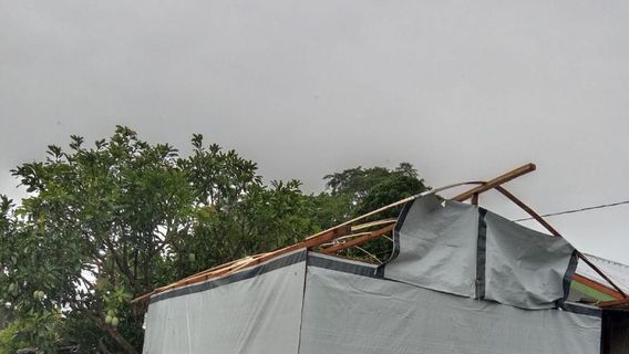 強風で被害を受けた西パサマンの地震被災者の数十の一時的な避難所