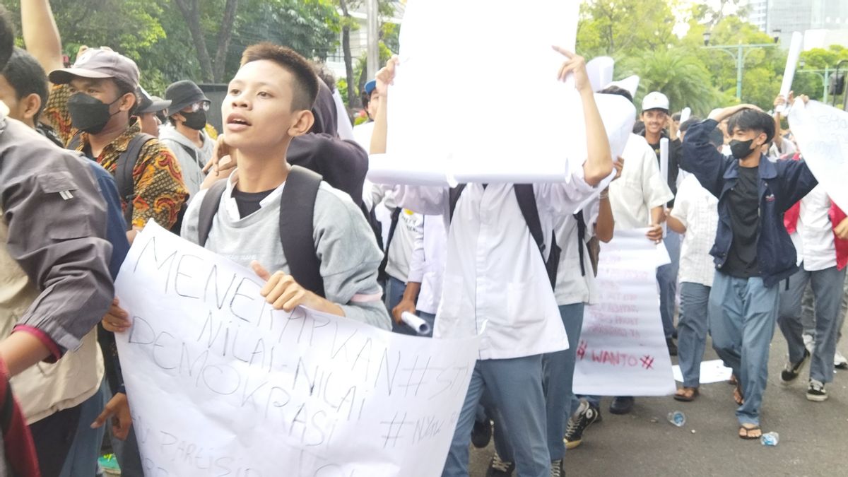 Demonstrations In Front Of The Indonesian KPU Colored By Bottle Intimidation And Throwing