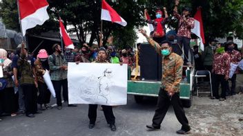 The New BOS Fund Is Half-Disbursed To Worry, Hundreds Of Teachers In Kediri Take To The Street